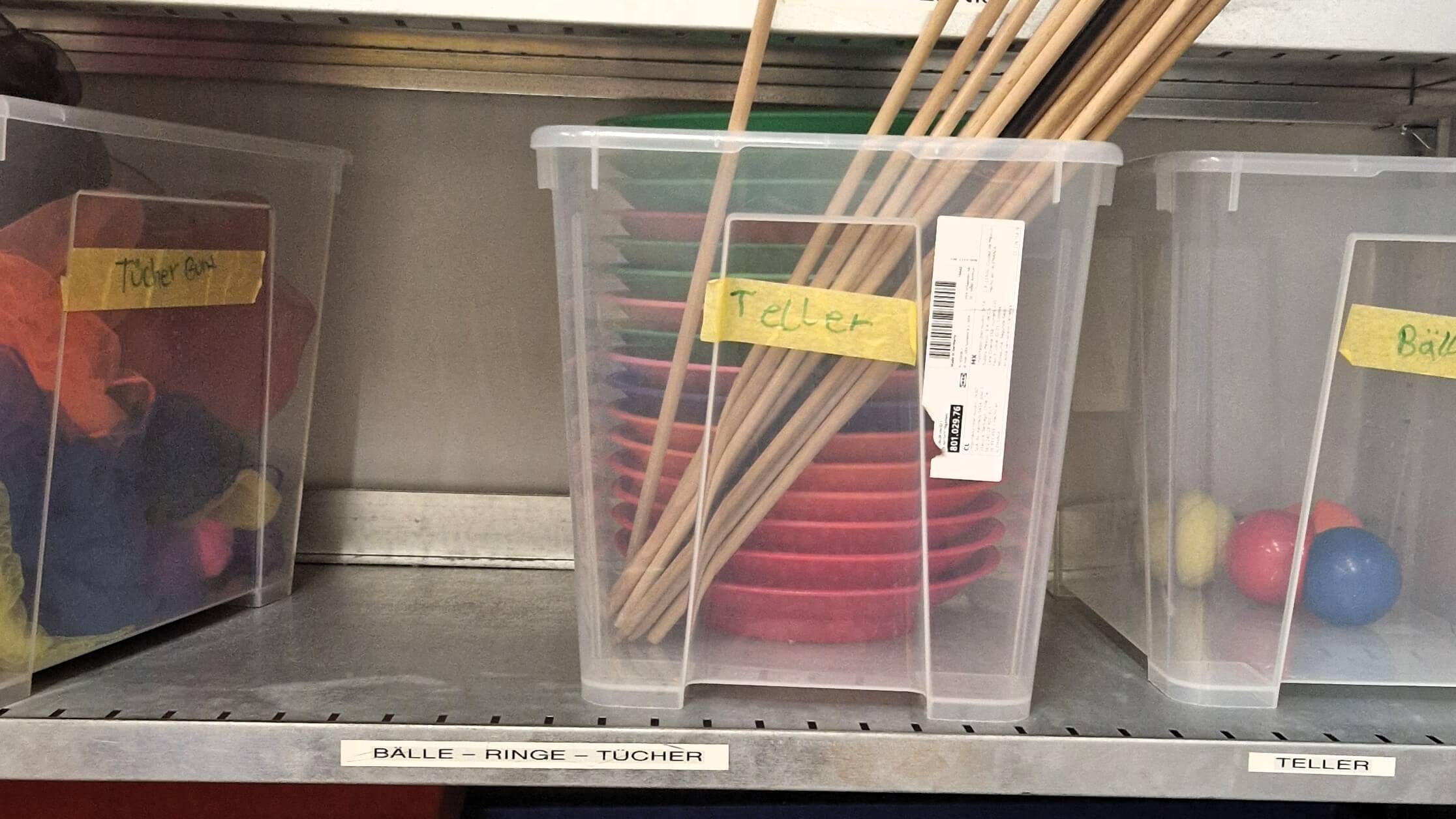 Verschiedene Jongliermaterialien: Bälle, Ringe und Tücher