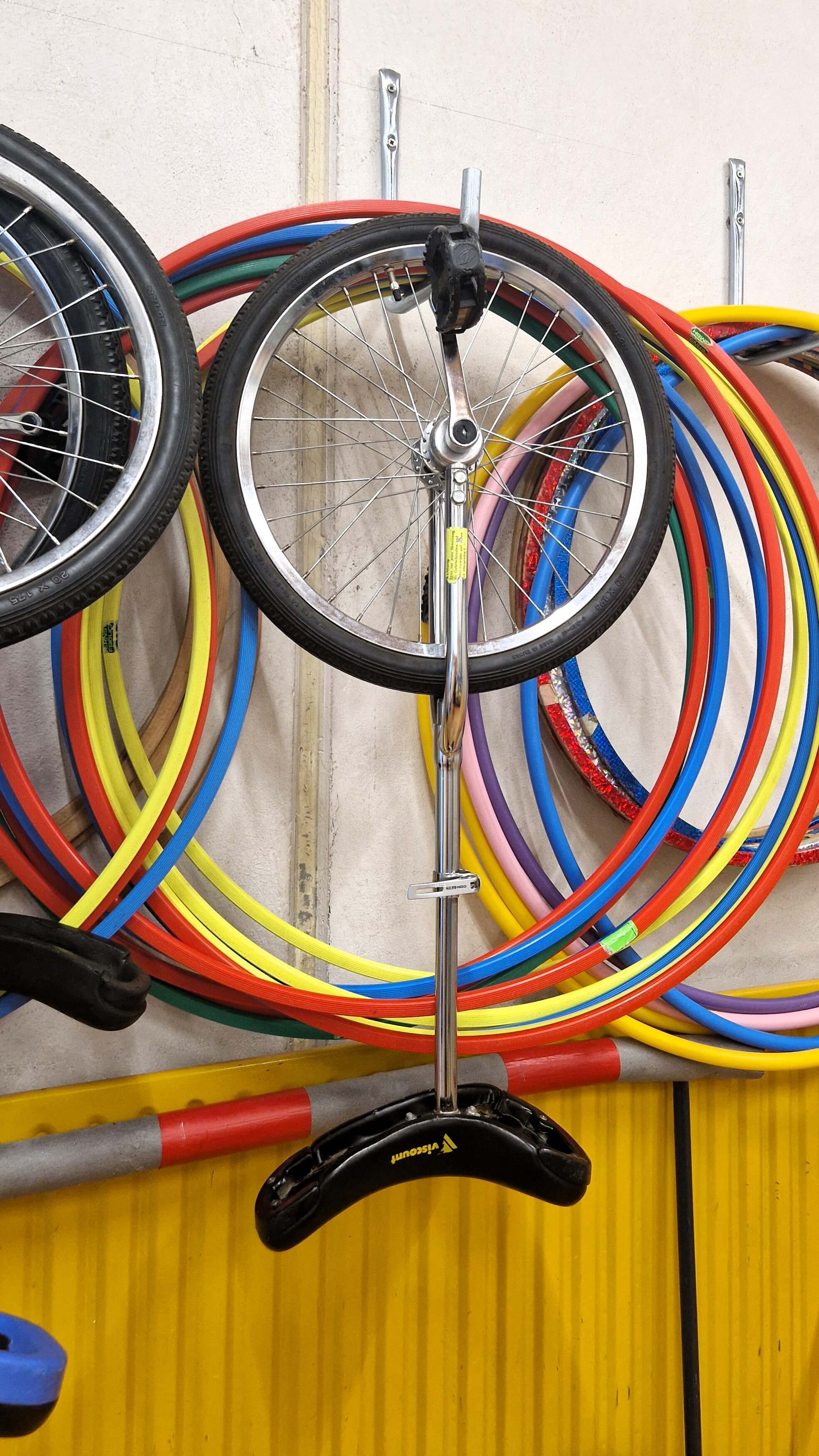 Einräder und Ringe in der Turnhalle